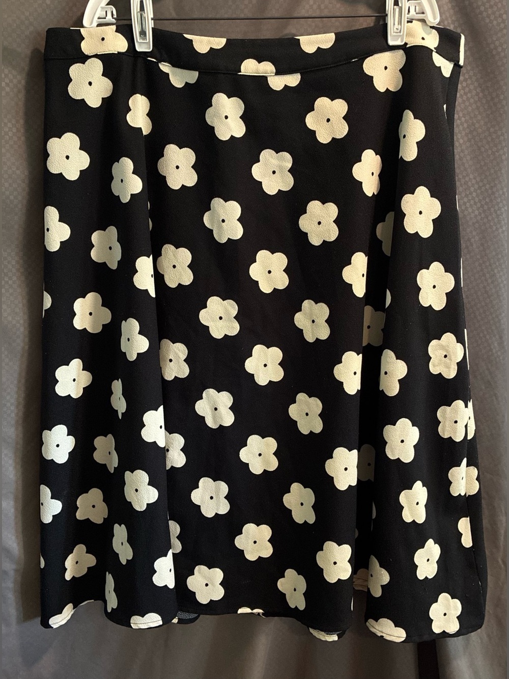 Soprano Women’s Black w/Cream Floral Pattern Polyester Skirt, Zip Close; Size XL